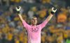 Nahuel Guzmán de Tigres celebra este martes, al finalizar un partido de la semifinal de la Copa de Campeones Concacaf en el estadio Universitario en San Nicolás de los Garza (México). EFE/ Miguel Sierra
