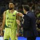 El entrenador de Unicaja, Ibon Navarro, conversa con Chris Duarte (i) en el Palacio de los Deportes José María Martín Carpena en foto de archivo de Jorge Zapata. EFE