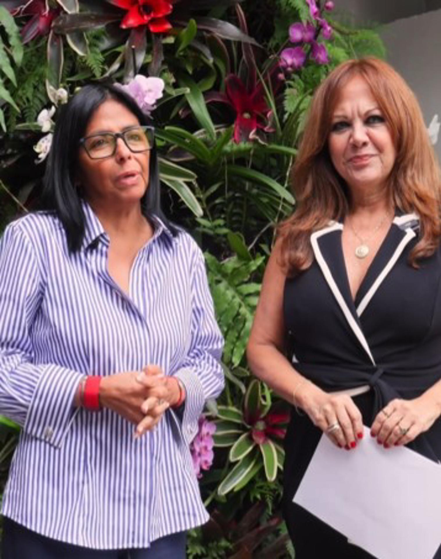 Captura de un video de la presidenta encargada de Venezuela, Delcy Rodríguez (i), junto a la defensora del Pueblo, Eglée González, este 25 de mayo de 2026, en Caracas (Venezuela). EFE/ Palacio de Miraflores