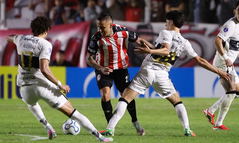 Jhonatan Candia (c) de Barracas Central disputa el balón con los jugadores de Olimpia Adrión Alcaraz (i) y Eduardo Delmas este miércoles durante el partido de la cuarta fecha de la fase de grupos de la Copa Sudamericana jugado en el estadio bonaerense Claudio Fabián Tapia. EFE/ Juan Ignacio Roncoroni
