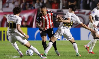 Jhonatan Candia (c) de Barracas Central disputa el balón con los jugadores de Olimpia Adrión Alcaraz (i) y Eduardo Delmas este miércoles durante el partido de la cuarta fecha de la fase de grupos de la Copa Sudamericana jugado en el estadio bonaerense Claudio Fabián Tapia. EFE/ Juan Ignacio Roncoroni