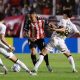 Jhonatan Candia (c) de Barracas Central disputa el balón con los jugadores de Olimpia Adrión Alcaraz (i) y Eduardo Delmas este miércoles durante el partido de la cuarta fecha de la fase de grupos de la Copa Sudamericana jugado en el estadio bonaerense Claudio Fabián Tapia. EFE/ Juan Ignacio Roncoroni