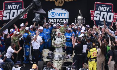 El sueco Felix Rosenqvist, de Meyer Shank Racing, celebra su victoria en la 110ª edición de las 500 Millas en el Indianapolis Motor Speedway en Indianápolis (Estados Unidos). EFE/Jeremy Hogan