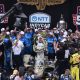 El sueco Felix Rosenqvist, de Meyer Shank Racing, celebra su victoria en la 110ª edición de las 500 Millas en el Indianapolis Motor Speedway en Indianápolis (Estados Unidos). EFE/Jeremy Hogan