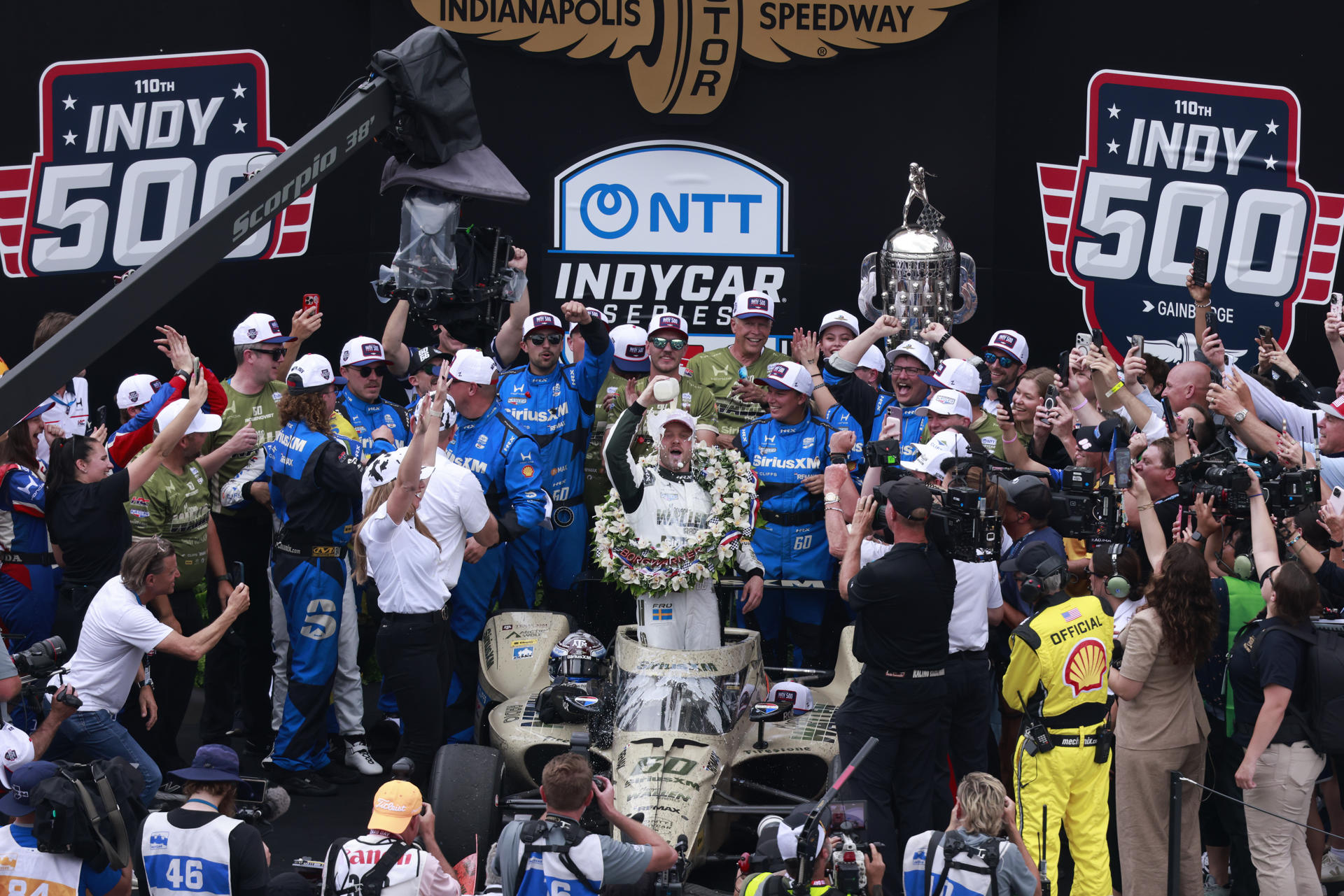El sueco Felix Rosenqvist, de Meyer Shank Racing, celebra su victoria en la 110ª edición de las 500 Millas en el Indianapolis Motor Speedway en Indianápolis (Estados Unidos). EFE/Jeremy Hogan