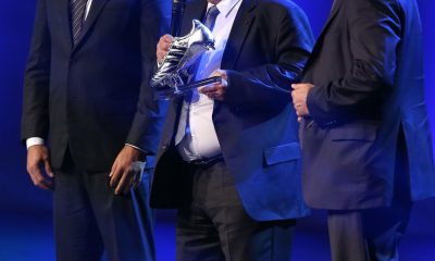 Fotrografía de archivo del 10 de junio de 2014 en la que se observa al entonces presidente de la UEFA, Michel Platini (d), y el exfutbolista brasileño Ronaldo (i) al rendir homenaje al goleador del Mundial de Suecia 1958, Just Fontaine (c), durante la ceremonia inaugural del 64 Congreso de la FIFA, realizado en la ciudad de Sao Paulo (Brasil). EFE/SEBASTIÃO MOREIRA