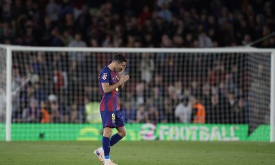 El delantero del Barcelona Robert Lewandowski durante el homenaje que le rinden al finalizar el partido de la jornada 37 de LaLiga que FC Barcelona y Real Betis disputaron el pasado 17 de mayo en el Camp Nou. EFE/Alberto Estévez