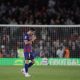 El delantero del Barcelona Robert Lewandowski durante el homenaje que le rinden al finalizar el partido de la jornada 37 de LaLiga que FC Barcelona y Real Betis disputaron el pasado 17 de mayo en el Camp Nou. EFE/Alberto Estévez