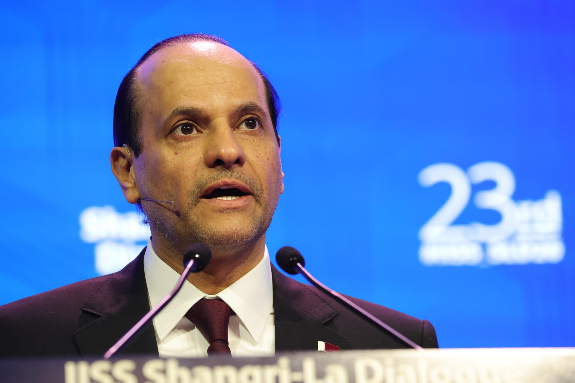 El vice primer ministro y titular de Defensa de Catar, Saoud bin Abdulrahman Al Thani, durante su intervención este sábado en el principal foro de seguridad y defensa de Asia, el Diálogo Shangri-La, en Singapur.
EFE/EPA/HOW HWEE YOUNG