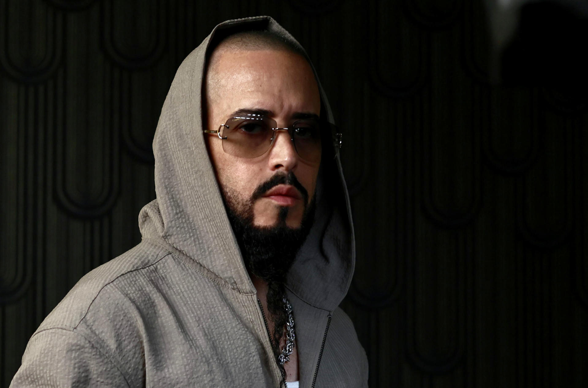 El reguetonero puertorriqueño Yandel posa durante una entrevista con EFE este martes, en San Juan (Puerto Rico). EFE/ Thais Llorca