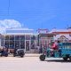 Personas transitan en motos eléctricas frente a un mercado privado este martes, en La Habana (Cuba). EFE/ Ernesto Mastrascusa