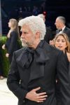 El cantante de reguetón puertorriqueño Bad Bunny (i) posa este lunes, durante la alfombra blanca de la Met Gala en Nueva York (Estados Unidos). EFE/ Octavio Guzmán
