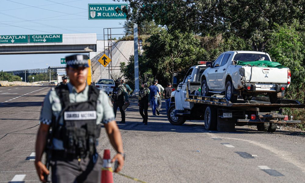 Integrantes de la Fiscalía General del Estado resguardan la zona donde se hizo el reporte de una camioneta en cuya caja se encontraron al menos cinco cuerpos sin vida cubiertos con una lona de color verde, en la autopista Benito Juárez 'La Costera' en Culiacán, estado de Sinaloa (México). Imagen de archivo. EFE/ José Betanzos
