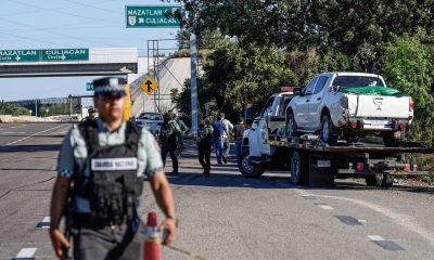 Integrantes de la Fiscalía General del Estado resguardan la zona donde se hizo el reporte de una camioneta en cuya caja se encontraron al menos cinco cuerpos sin vida cubiertos con una lona de color verde, en la autopista Benito Juárez 'La Costera' en Culiacán, estado de Sinaloa (México). Imagen de archivo. EFE/ José Betanzos