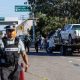 Integrantes de la Fiscalía General del Estado resguardan la zona donde se hizo el reporte de una camioneta en cuya caja se encontraron al menos cinco cuerpos sin vida cubiertos con una lona de color verde, en la autopista Benito Juárez 'La Costera' en Culiacán, estado de Sinaloa (México). Imagen de archivo. EFE/ José Betanzos