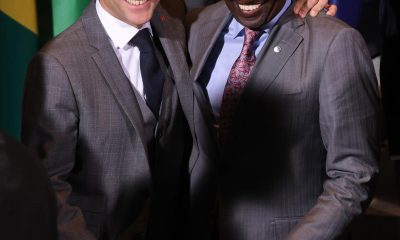 El presidente francés Emmanuel Macron (i) y su homólogo de Kenia, William Ruto (d), el 20 de noviembre de 2023 en la conferencia G20 Compact With Africa en la Cancillería de Berlín, Alemania. EFE/EPA/SEAN GALLUP / POOL