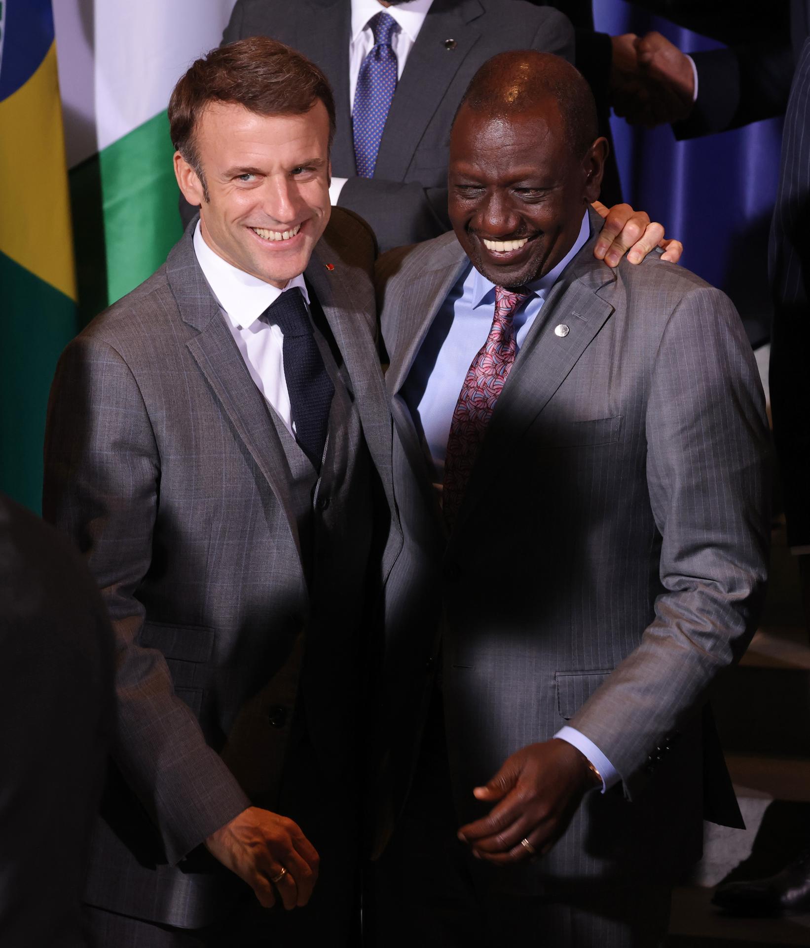 El presidente francés Emmanuel Macron (i) y su homólogo de Kenia, William Ruto (d), el 20 de noviembre de 2023 en la conferencia G20 Compact With Africa en la Cancillería de Berlín, Alemania. EFE/EPA/SEAN GALLUP / POOL