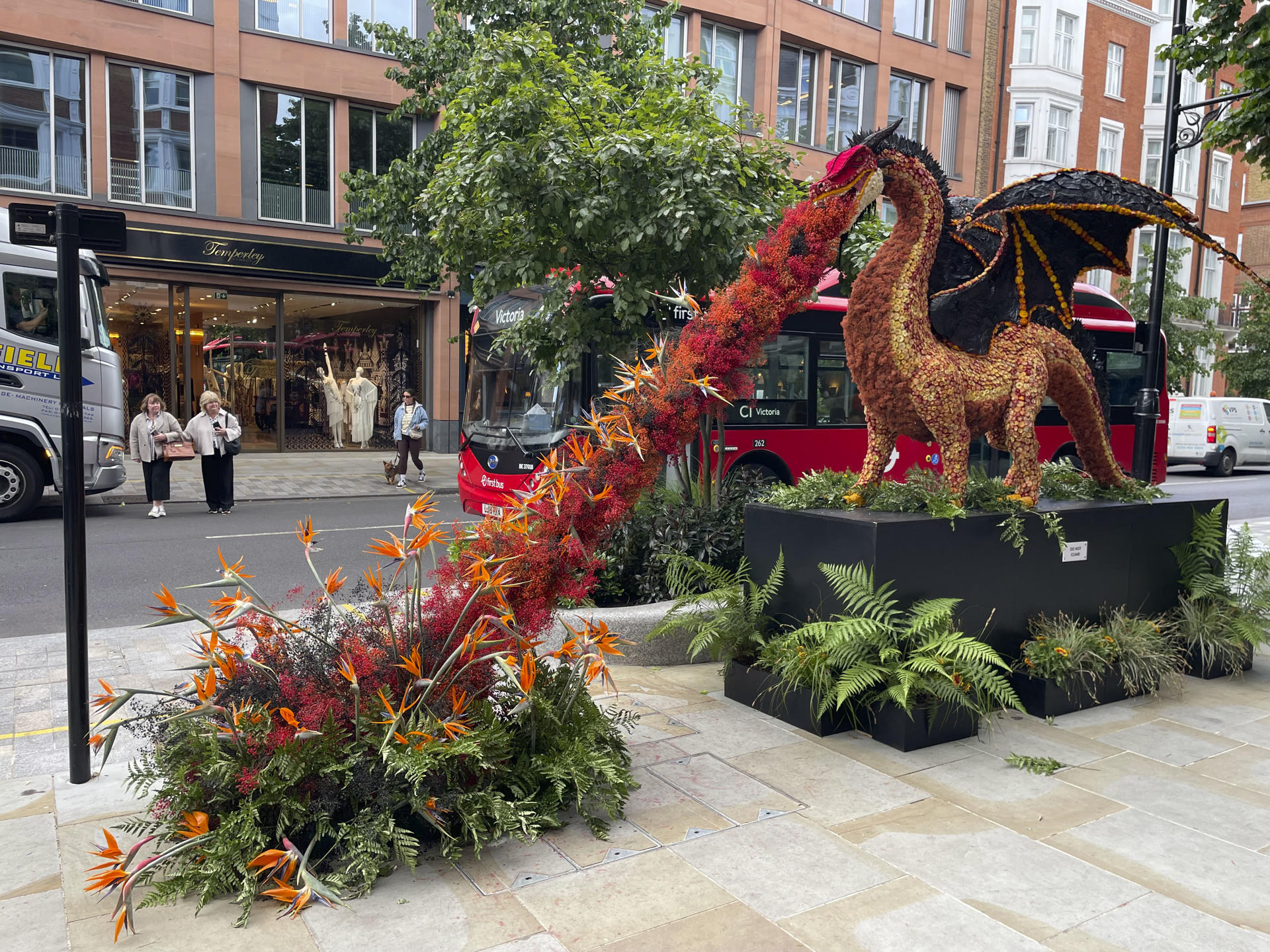 Inauguración del 'Chelsea in Bloom' 2026, el festival de flores gratuito más grande de Londres con una temática 'de otro mundo', y donde se pueden ver desde constelaciones del zodiaco hasta ovnis y globos gigantes hechos íntegramente de flores. EFE/ Luis Campello