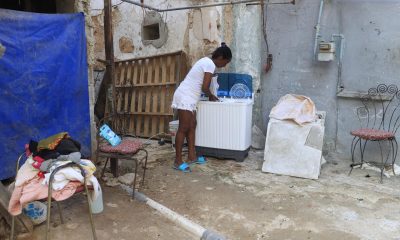 Olga Salas (i), una cubana de 55 años lava ropa este miércoles, en La Habana (Cuba). EFE/ Ernesto Mastrascusa