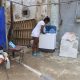 Olga Salas (i), una cubana de 55 años lava ropa este miércoles, en La Habana (Cuba). EFE/ Ernesto Mastrascusa