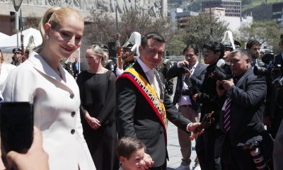 El presidente de Ecuador, Daniel Noboa (c), camina junto a su esposa, Lavinia Valbonesi, a su salida de la Asamblea Nacional este domingo, en Quito (Ecuador). EFE/ José Jácome