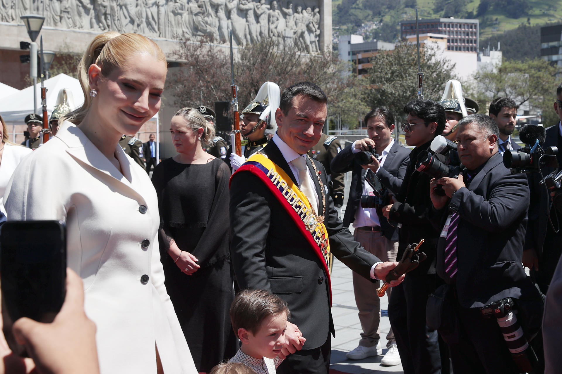 El presidente de Ecuador, Daniel Noboa (c), camina junto a su esposa, Lavinia Valbonesi, a su salida de la Asamblea Nacional este domingo, en Quito (Ecuador). EFE/ José Jácome