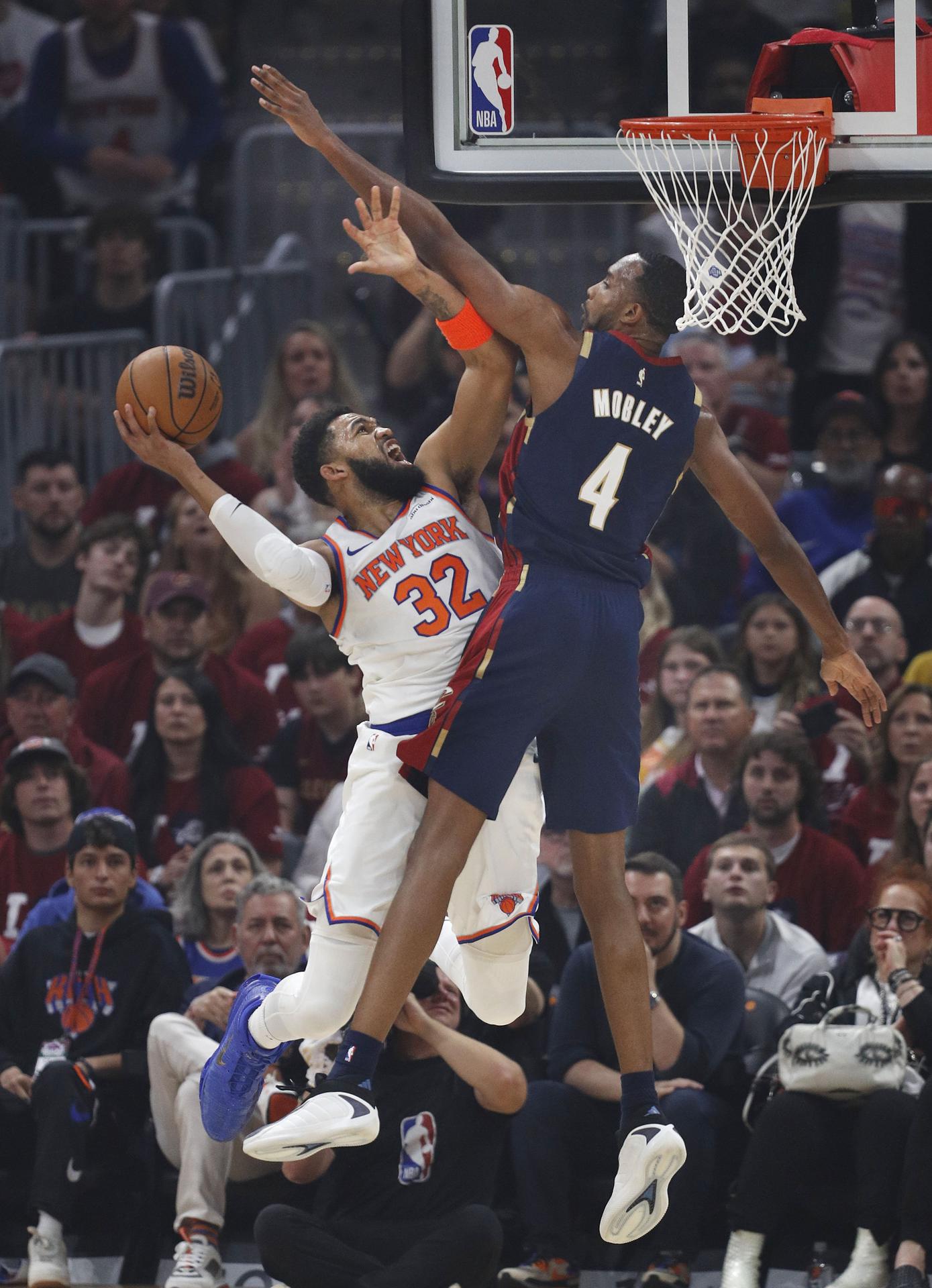 El pívot/alero de los New York Knicks, Karl-Anthony Towns (izquierda) destacó este lunes que alcanzar las Finales de la NBA con los New York Knicks es un logro especialmente significativo para él, al tratarse del equipo al que ha seguido desde su infancia. EFE/EPA/DAVID MAXWELL SHUTTERSTOCK OUT