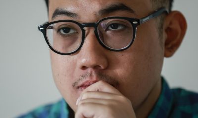 El activista en favor de los derechos humanos Delpedro Marhaen, absuelto por un tribunal en un caso de presunta incitación a la violencia tras las protestas que se tornaron violentas en agosto de 2025, durante una entrevista con EFE en Yakarta.
EFE/EPA/MAST IRHAM