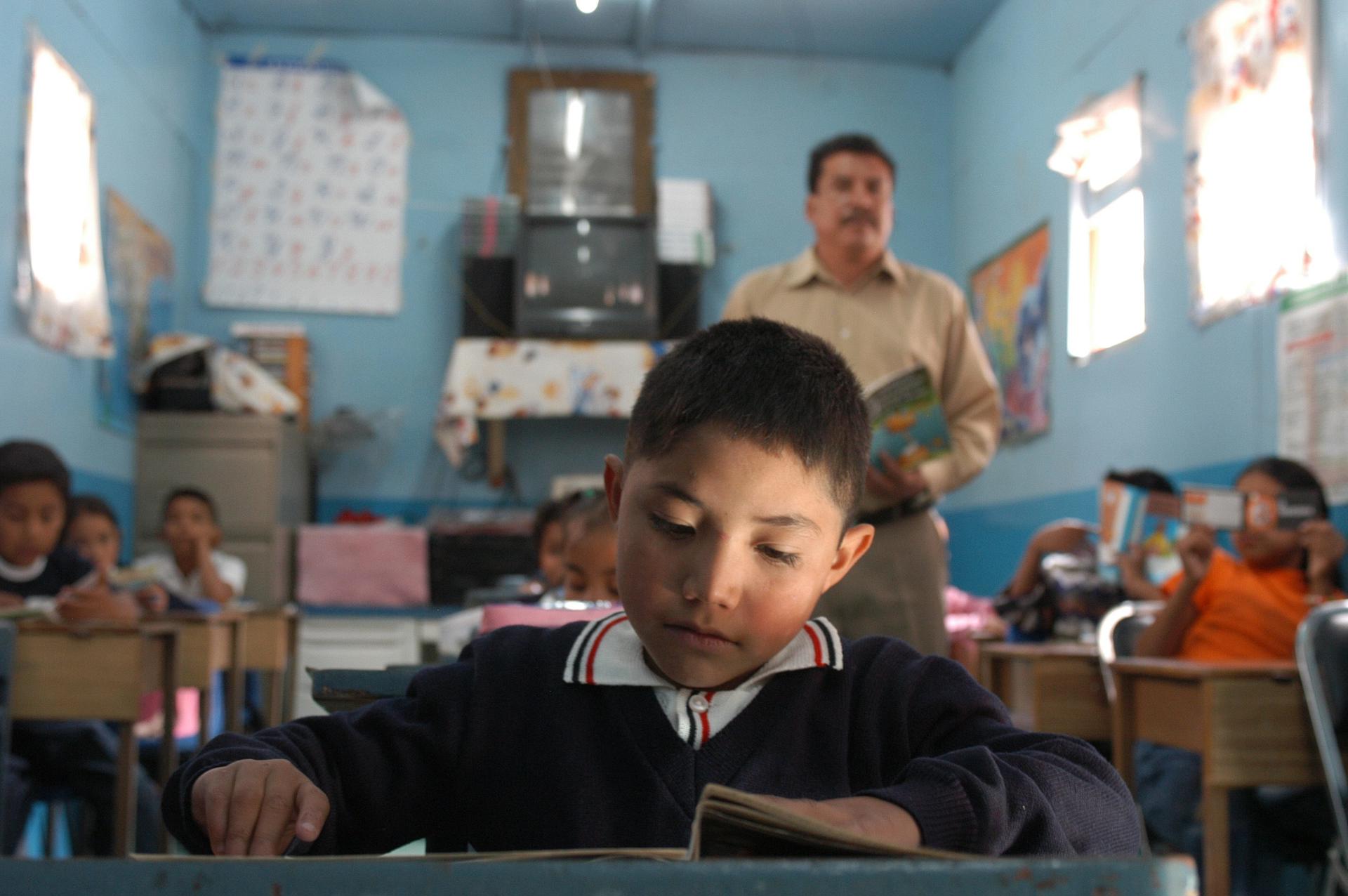 Imagen de archivo de un salón de clases en México. EFE/Héctor López