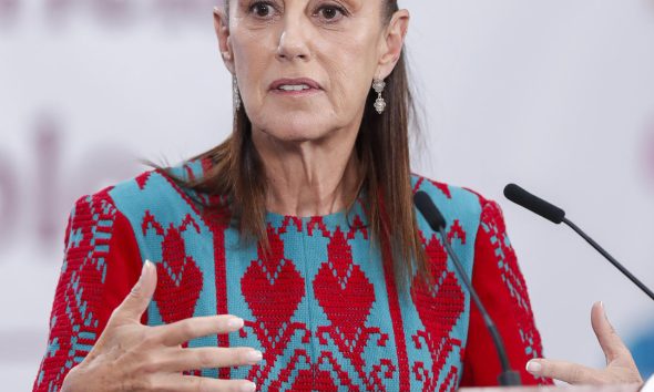 La presidenta de México, Claudia Sheinbaum, reacciona durante una rueda de prensa en Palacio Nacional este miércoles, en Ciudad de México (México). EFE/ Isaac Esquivel