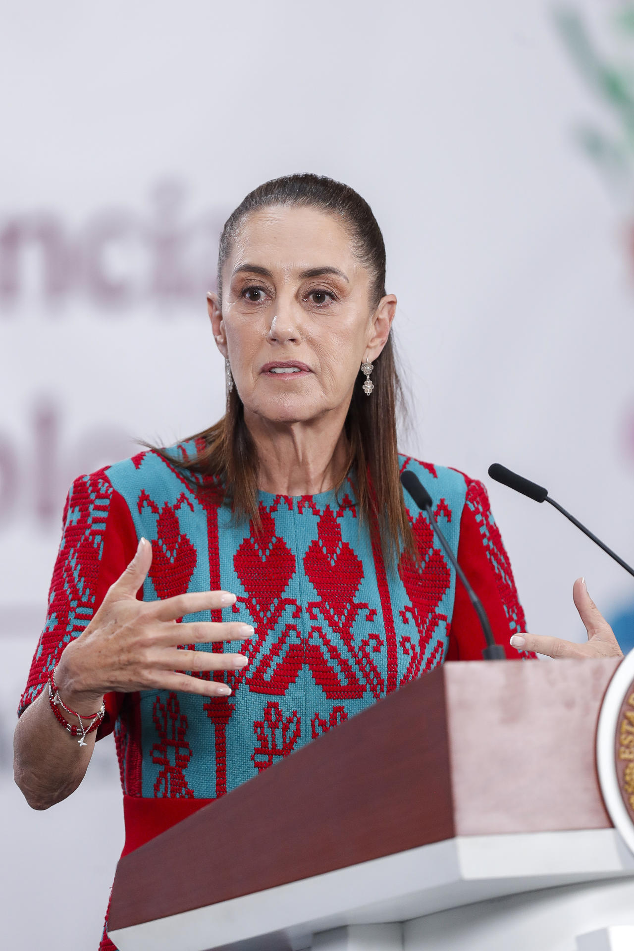 La presidenta de México, Claudia Sheinbaum, reacciona durante una rueda de prensa en Palacio Nacional este miércoles, en Ciudad de México (México). EFE/ Isaac Esquivel
