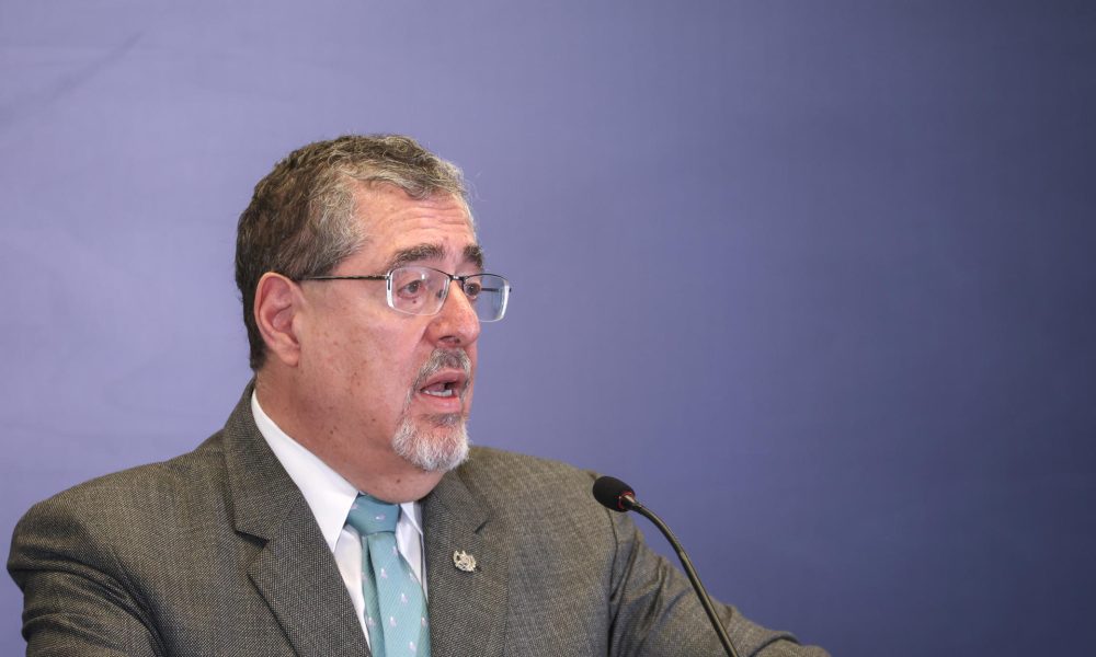 El presidente de Guatemala, Bernardo Arévalo de León, habla durante una rueda de prensa este lunes, en el Palacio Nacional de la Cultura, en Ciudad de Guatemala (Guatemala). EFE/ Mariano Macz