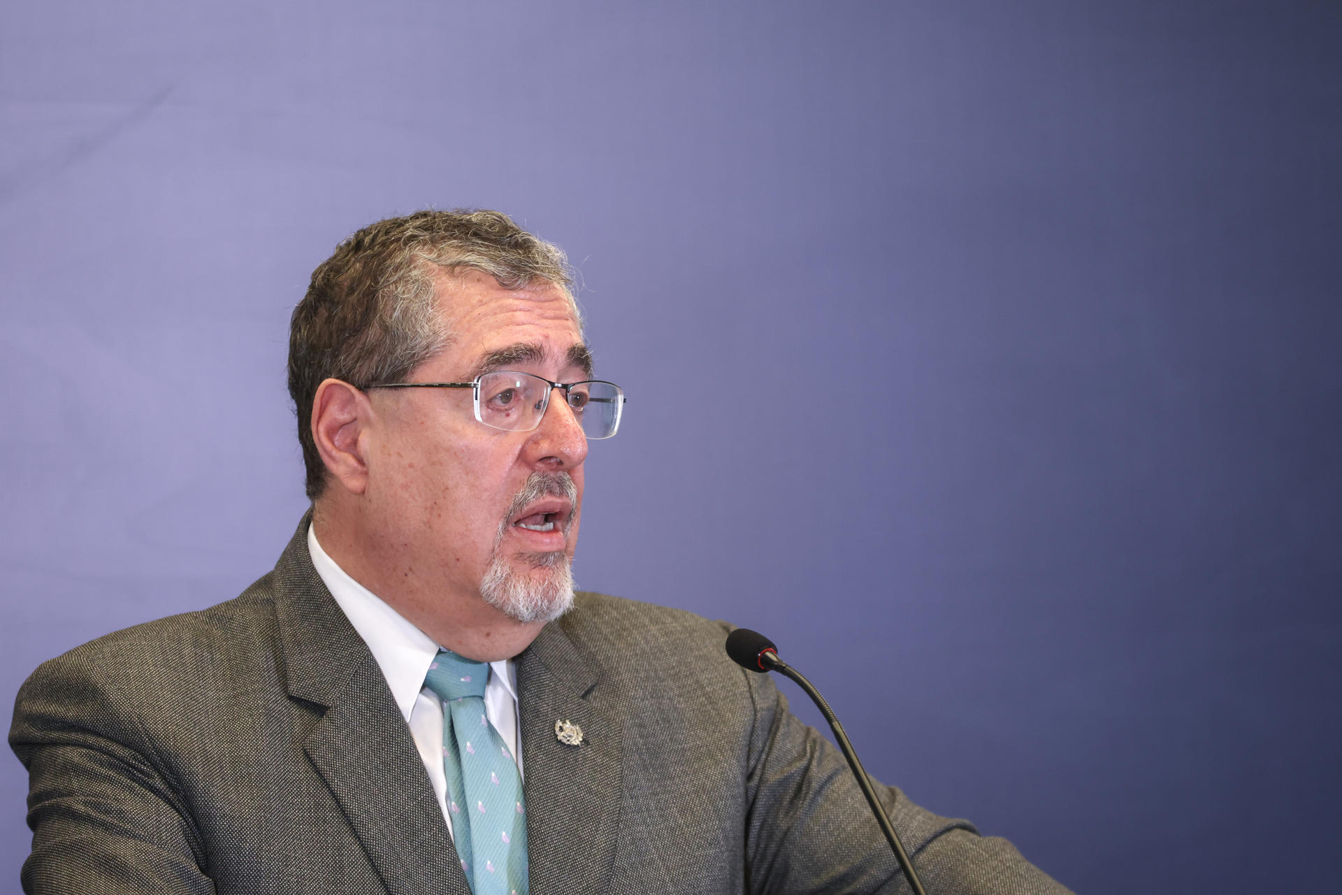 El presidente de Guatemala, Bernardo Arévalo de León, habla durante una rueda de prensa este lunes, en el Palacio Nacional de la Cultura, en Ciudad de Guatemala (Guatemala). EFE/ Mariano Macz