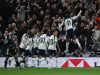 El jugador del Tottenham Hotspur Mathys Tel (d) celebra el gol con sus compañeros durante el partido de la Premier League que han jugado Tottenham Hotspur y Leeds United, en Londres. EFE/EPA/DANIEL HAMBURY