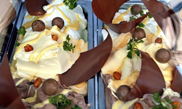 Detalle un par de refractarias con helado artesanal, durante un evento del Gelato World Tour, en Tokio (Japón). EFE/María Roldán