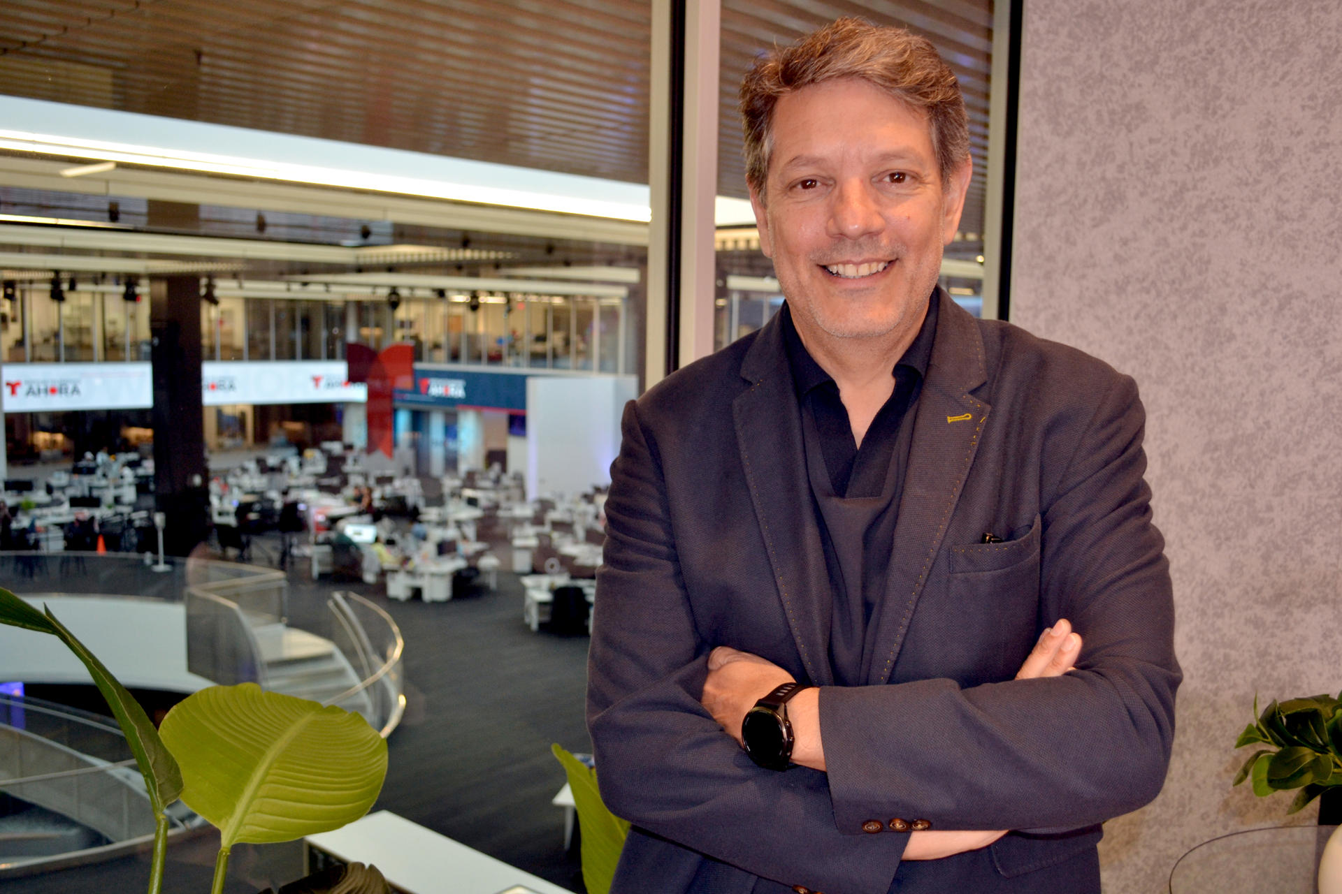 Fotografía del 16 de mayo de 2026 del vicepresidente sénior de Prime Time y Plataformas de Telemundo, Adrián Santucho, posando durante una entrevista con EFE en Miami (Estados Unidos). EFE/ Antoni Belchi