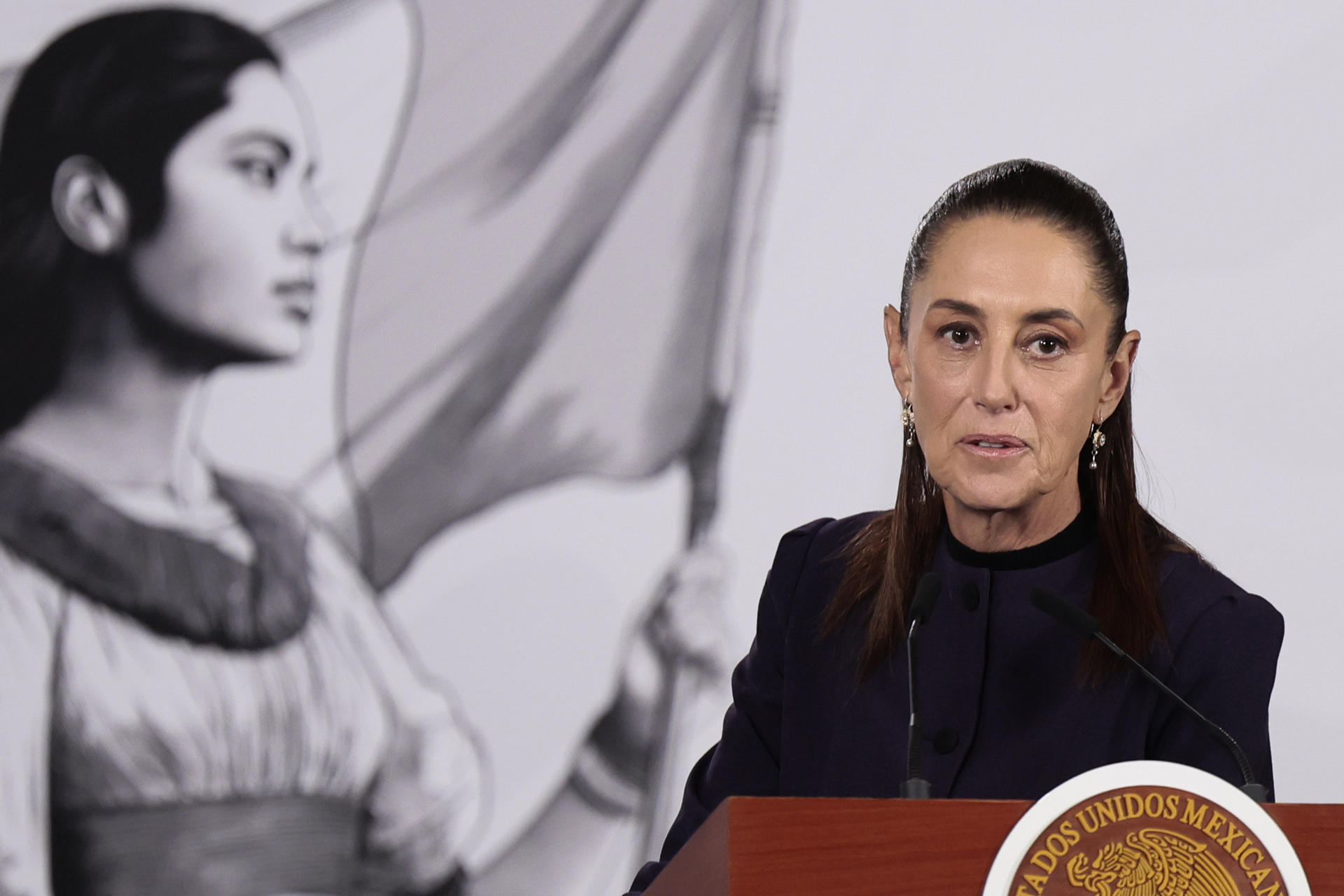 La presidenta de México, Claudia Sheinbaum, habla durante una rueda de prensa este lunes en el Palacio Nacional de la Ciudad de México (México). EFE/José Méndez