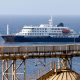 Vista general este 4 de mayo del crucero holandés MV Hondius, anclado frente a la costa de la ciudad de Praia, en la isla de Santiago (Cabo Verde). En esta embarcación se ha detectado un posible brote de hantavirus. EFE/Elton Monteiro