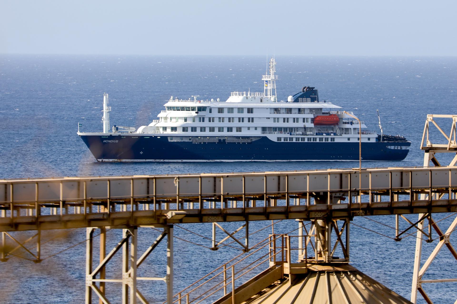 Vista general este 4 de mayo del crucero holandés MV Hondius, anclado frente a la costa de la ciudad de Praia, en la isla de Santiago (Cabo Verde). En esta embarcación se ha detectado un posible brote de hantavirus. EFE/Elton Monteiro