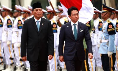 Yakarta (Indonesia), 04/05/2026.- El ministro de Defensa de Japón, Shinjiro Koizumi (derecha), y su homólogo indonesio, Sjafrie Sjamsoeddin (izquierda), inspeccionan las filas durante la ceremonia de la guardia de honor previa a su reunión en Yakart. EFE/EPA/MAST IRHAM