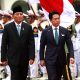 Yakarta (Indonesia), 04/05/2026.- El ministro de Defensa de Japón, Shinjiro Koizumi (derecha), y su homólogo indonesio, Sjafrie Sjamsoeddin (izquierda), inspeccionan las filas durante la ceremonia de la guardia de honor previa a su reunión en Yakart. EFE/EPA/MAST IRHAM