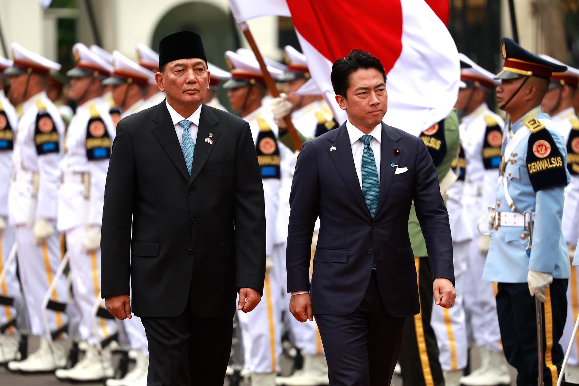 Yakarta (Indonesia), 04/05/2026.- El ministro de Defensa de Japón, Shinjiro Koizumi (derecha), y su homólogo indonesio, Sjafrie Sjamsoeddin (izquierda), inspeccionan las filas durante la ceremonia de la guardia de honor previa a su reunión en Yakart. EFE/EPA/MAST IRHAM