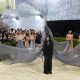 La cantante estadounidense Madonna (c) posa este lunes, durante la alfombra blanca de la Met Gala en Nueva York (EE.UU.). EFE/ Octavio Guzmán