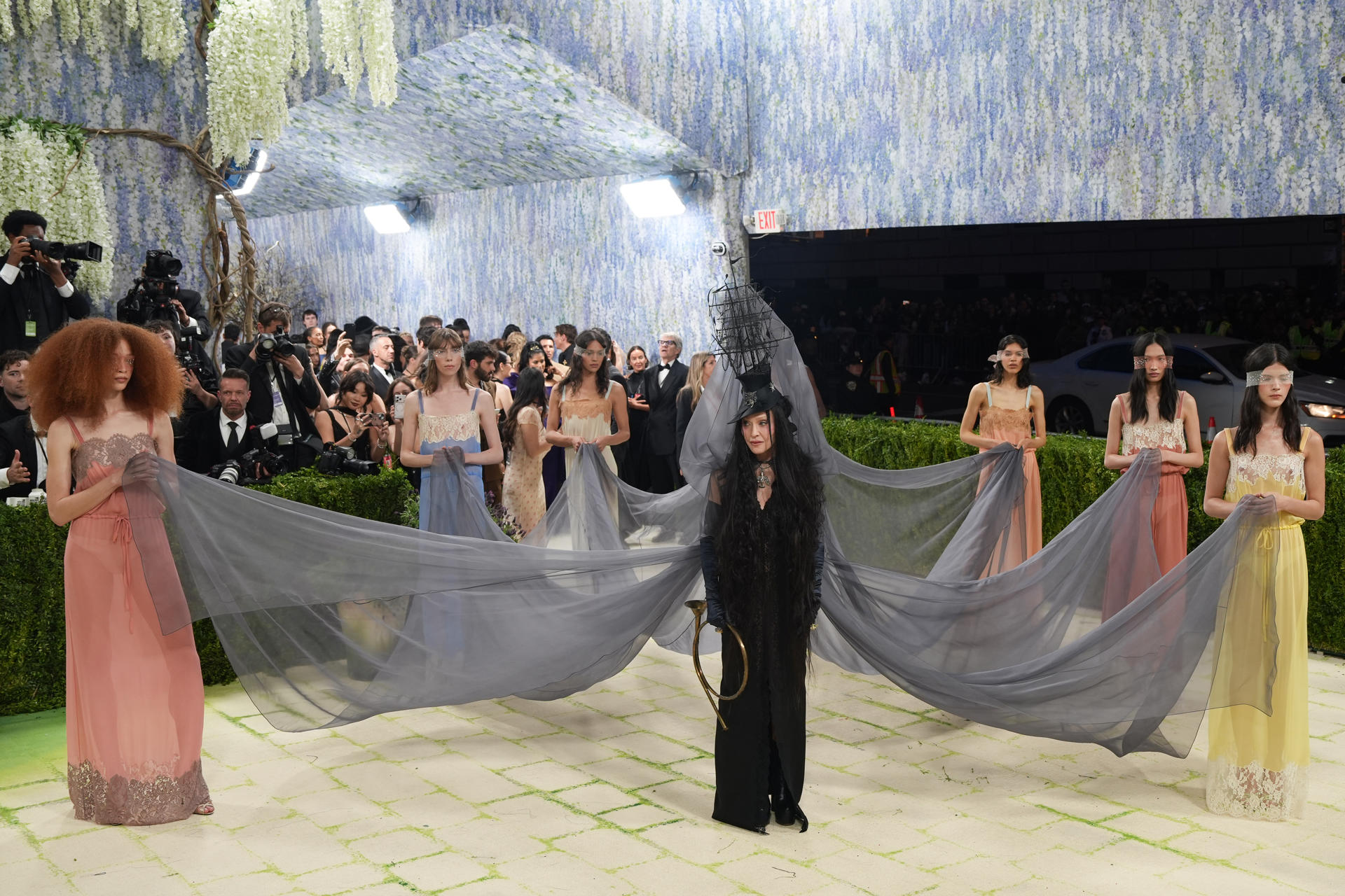 La cantante estadounidense Madonna (c) posa este lunes, durante la alfombra blanca de la Met Gala en Nueva York (EE.UU.). EFE/ Octavio Guzmán