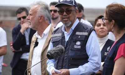 El director general de la Organización Mundial de la Salud (OMS), Tedros Adhanom Ghebreyesu informa sobre el proceso de desembarco de los pasajeros del crucero MV Hondios en el puerto de Granadilla de Abona (Tenerife), acompañado por los ministros españoles de Sanidad, Mónica García y Política Territorial, Ángel Víctor Torres. EFE/Alberto Valdés