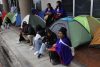 Indígenas del pueblo misak acampan afuera de la Agencia Nacional de Tierras (ANT) este lunes, en Bogotá (Colombia). EFE/ Mauricio Dueñas Castañeda
