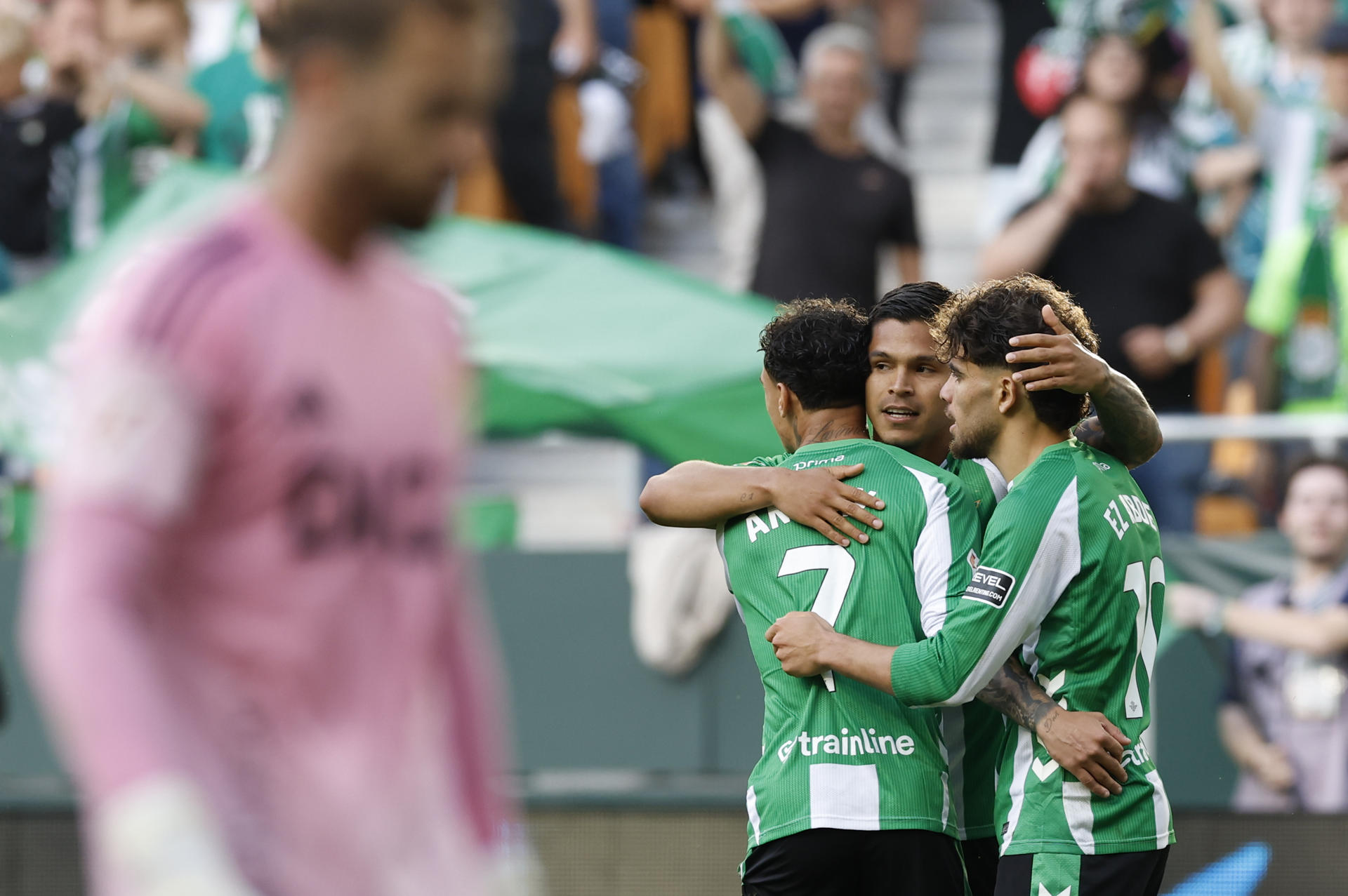 El jugador del Betis Juan Camilo Hernández "Cucho" celebra su segundo gol contra el Oviedo, durante el partido de la jornada 34 de LaLiga EA Sports entre Betis y Oviedo, en el estadio de La Cartuja en Sevilla. EFE/ Julio Muñoz