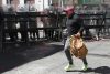 Una persona corre durante la tercera jornada consecutiva de protestas sociales contra el Gobierno de Rodrigo Paz, este miércoles en La Paz (Bolivia). EFE/ Luis Gandarillas
