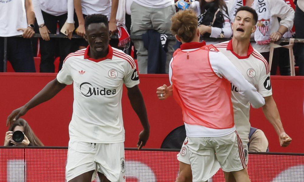 El jugador del Sevilla Andrés Castrín (d) celebra el gol conseguido ante el Espanyol durante el partido de LaLiga entre el Sevilla y el Espanyol, este sábado en el estadio Sanchez Pizjuan de Sevilla. EFE/José Manuel Vidal