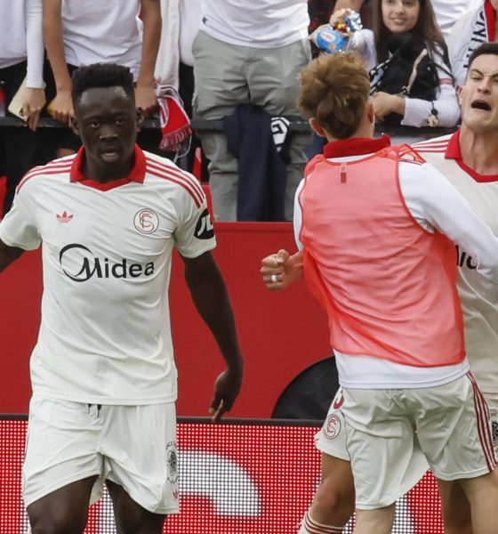 El jugador del Sevilla Andrés Castrín (d) celebra el gol conseguido ante el Espanyol durante el partido de LaLiga entre el Sevilla y el Espanyol, este sábado en el estadio Sanchez Pizjuan de Sevilla. EFE/José Manuel Vidal